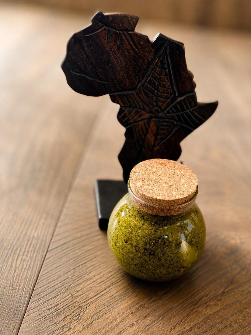 Pot de moringa sur présentoir Afrique sculpté